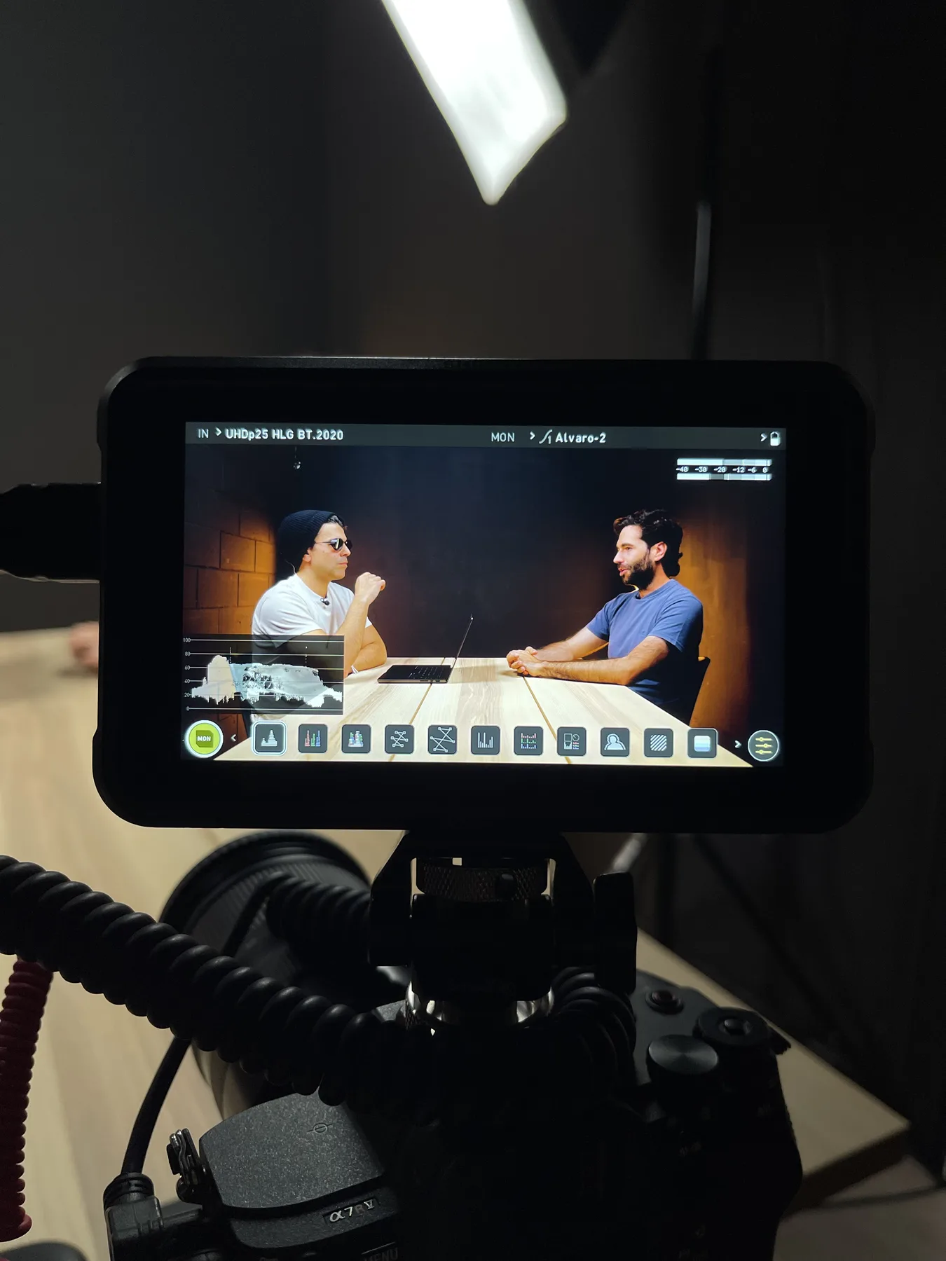 Plató montado para grabar el videopodcast de Lunaticoin