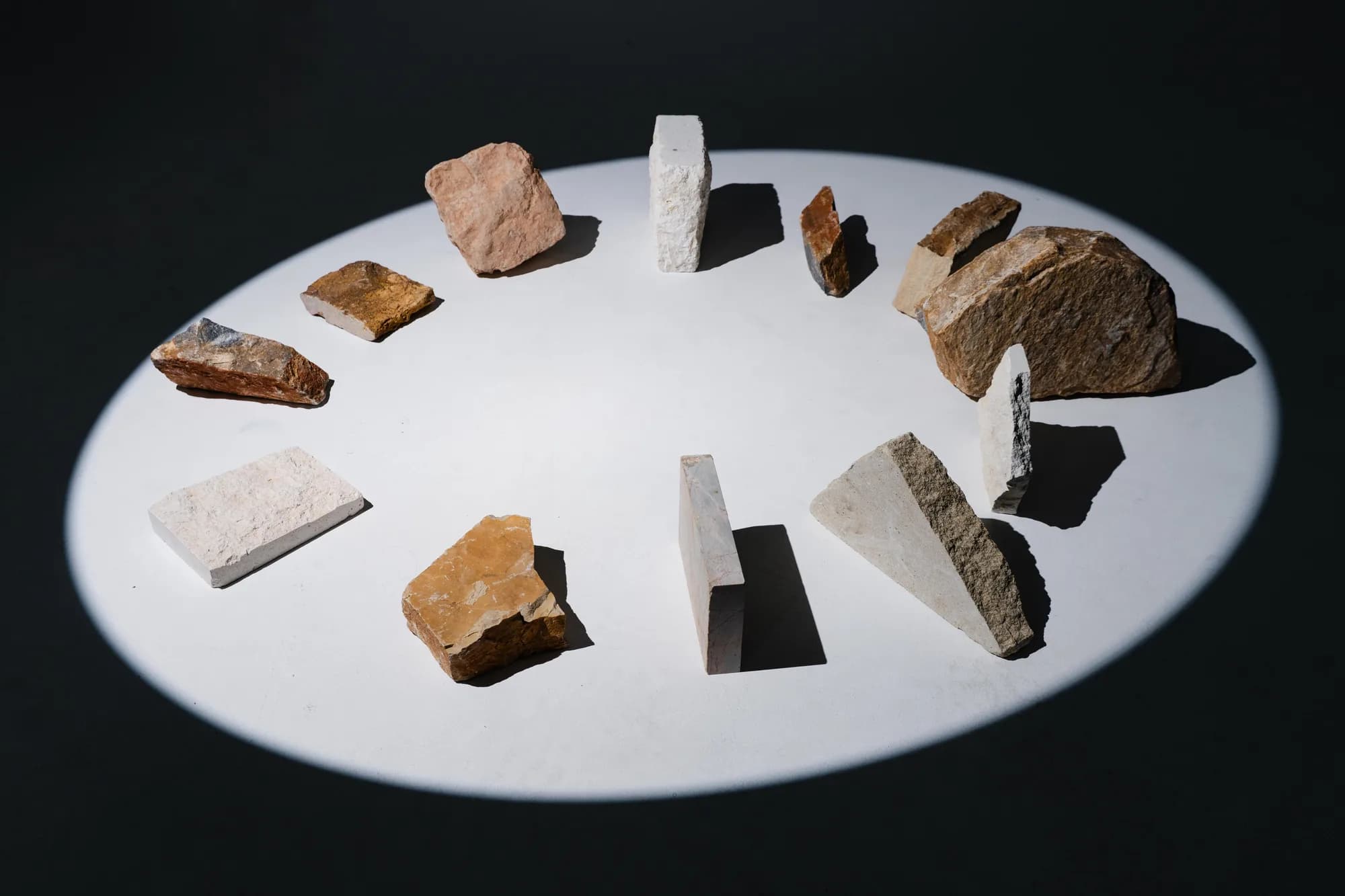 Muestras de piedra dispuestas en círculo sobre ciclorama, vistas desde arriba
