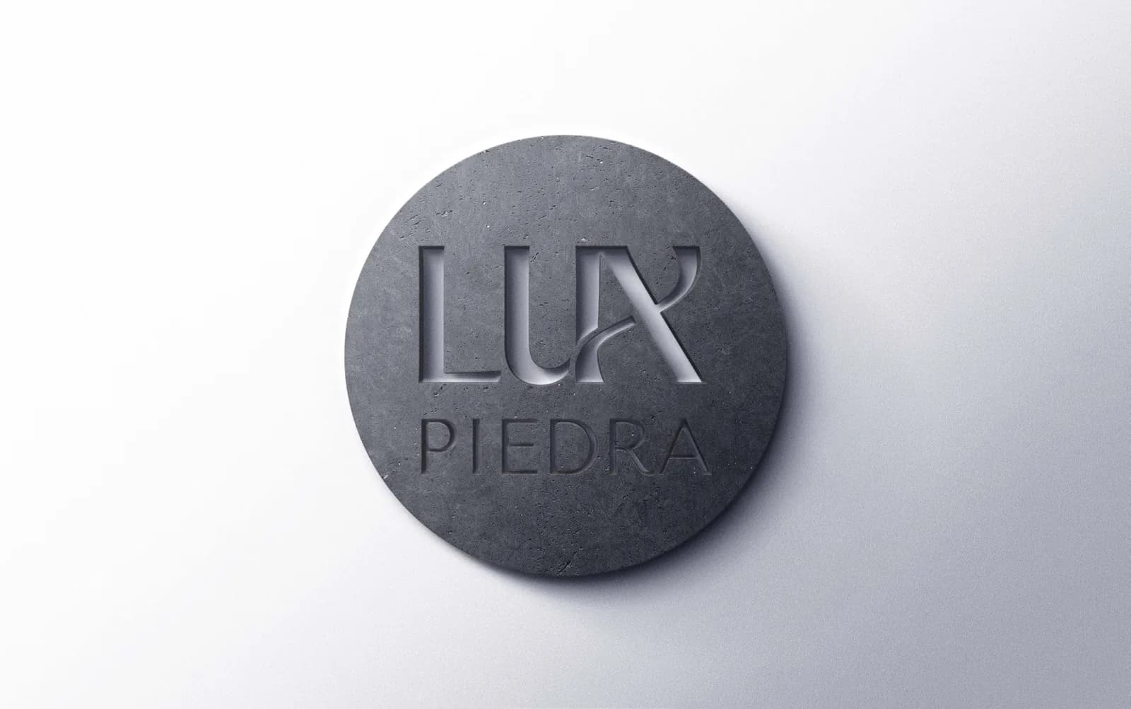 El logotipo de Luxpiedra grabado sobre piedra