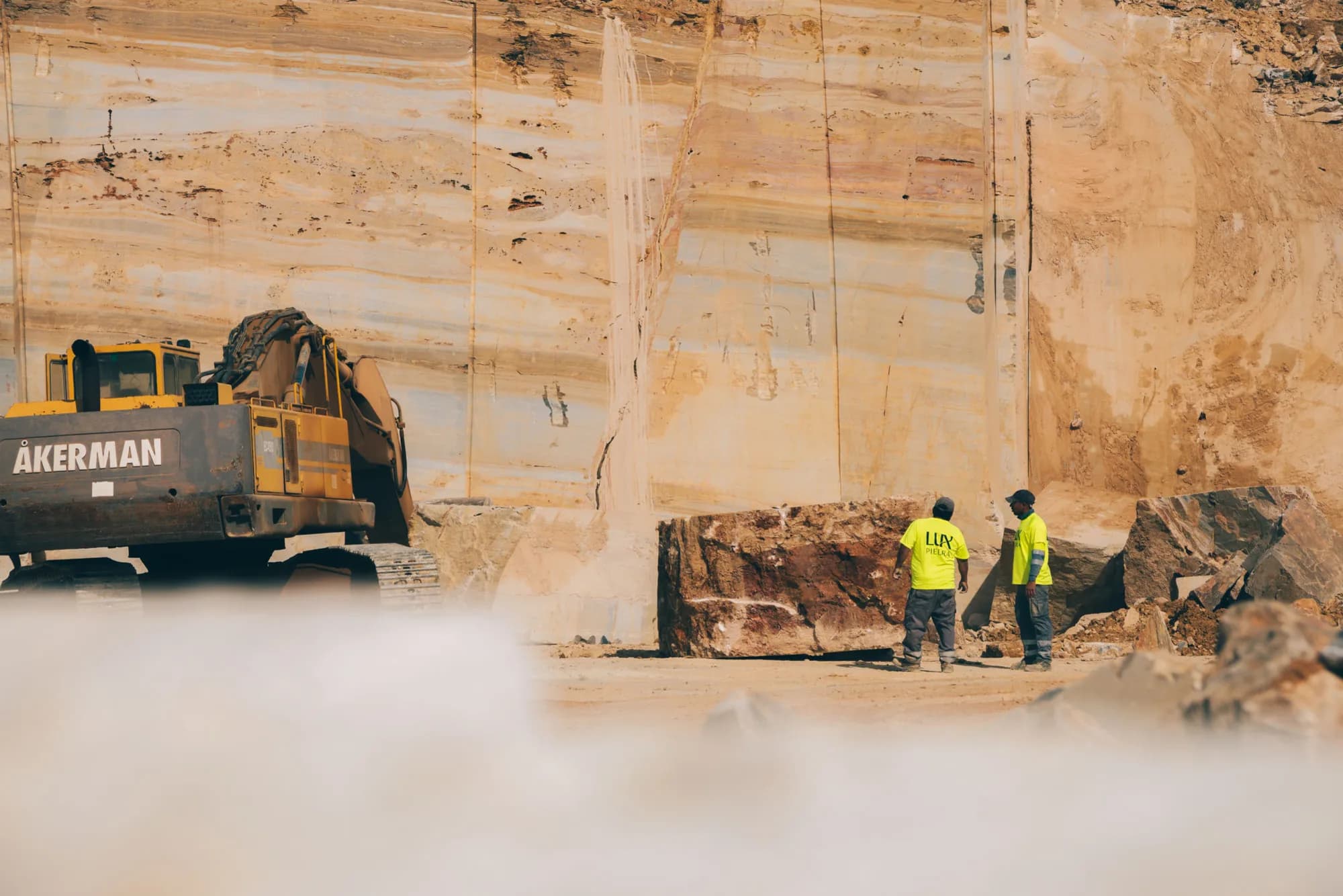 Operarios con la equipación de Luxpiedra ante la cantera