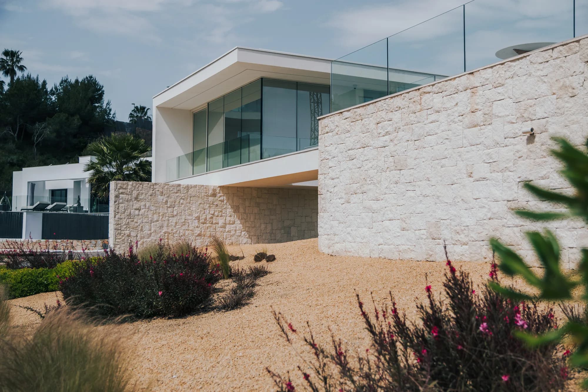 Muro de blanco diamante y volumen blanco sobre el jardín seco