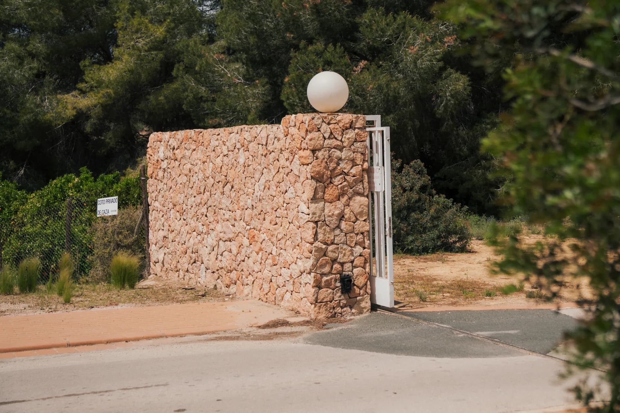 Muro de piedra desierto con el acceso a la finca