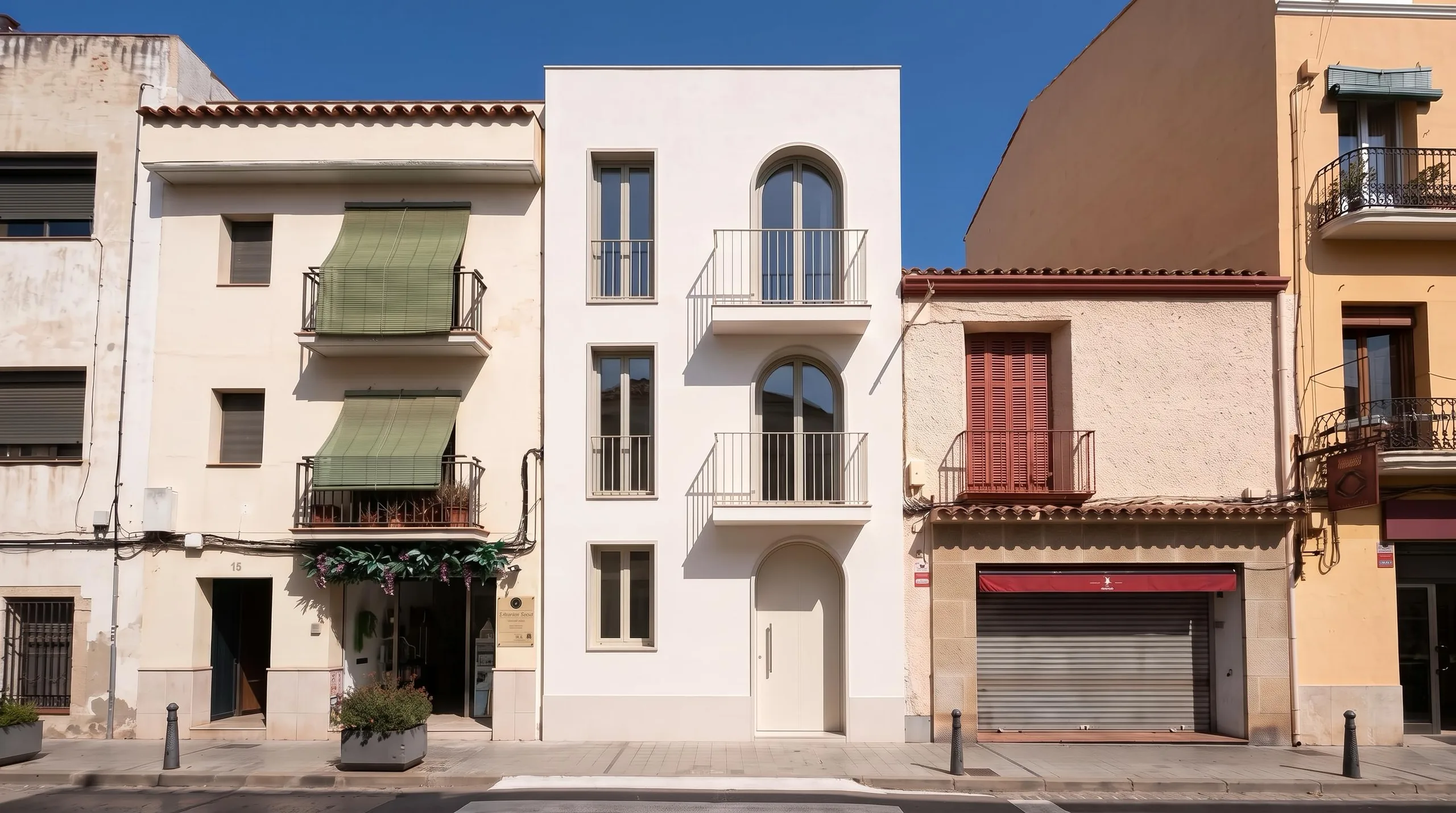 Final render of the Camí Ral facade, with the neighbouring buildings textured and the street light