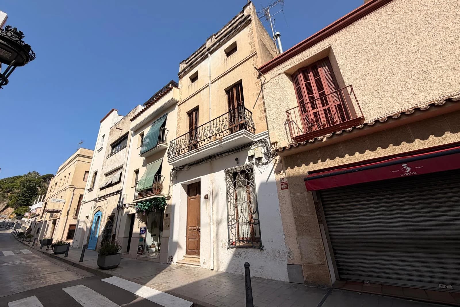 Camí Ral street today, with the old building that occupies the plot