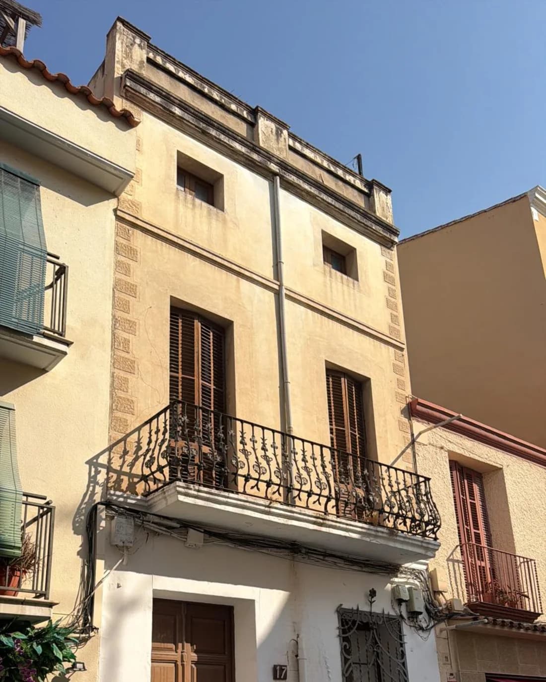 The house that stands today at number 17 Camí Ral, with its wrought iron balcony and timber door