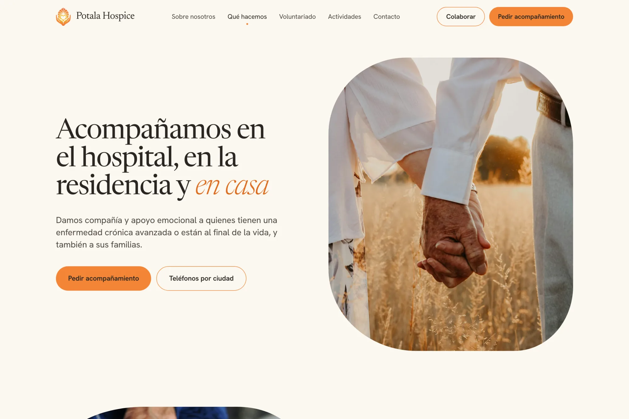 Página «Qué hacemos» de Potala Hospice con titular en serif y foto de forma orgánica