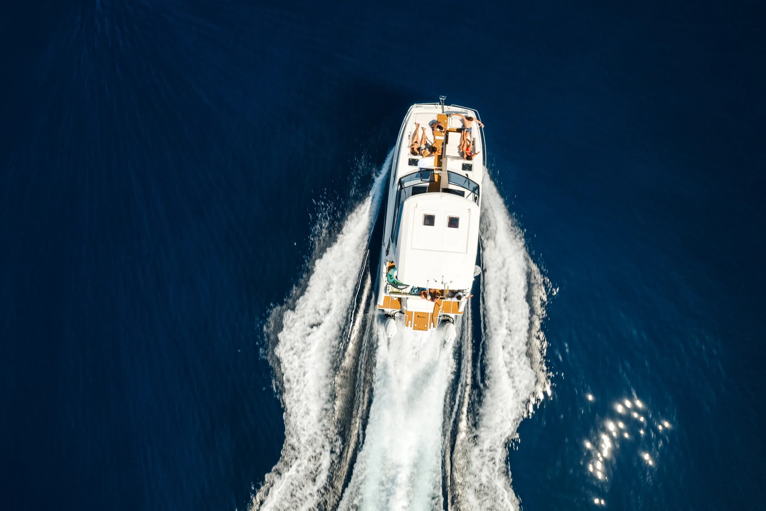 Vista cenital de dron del barco navegando frente a Barcelona