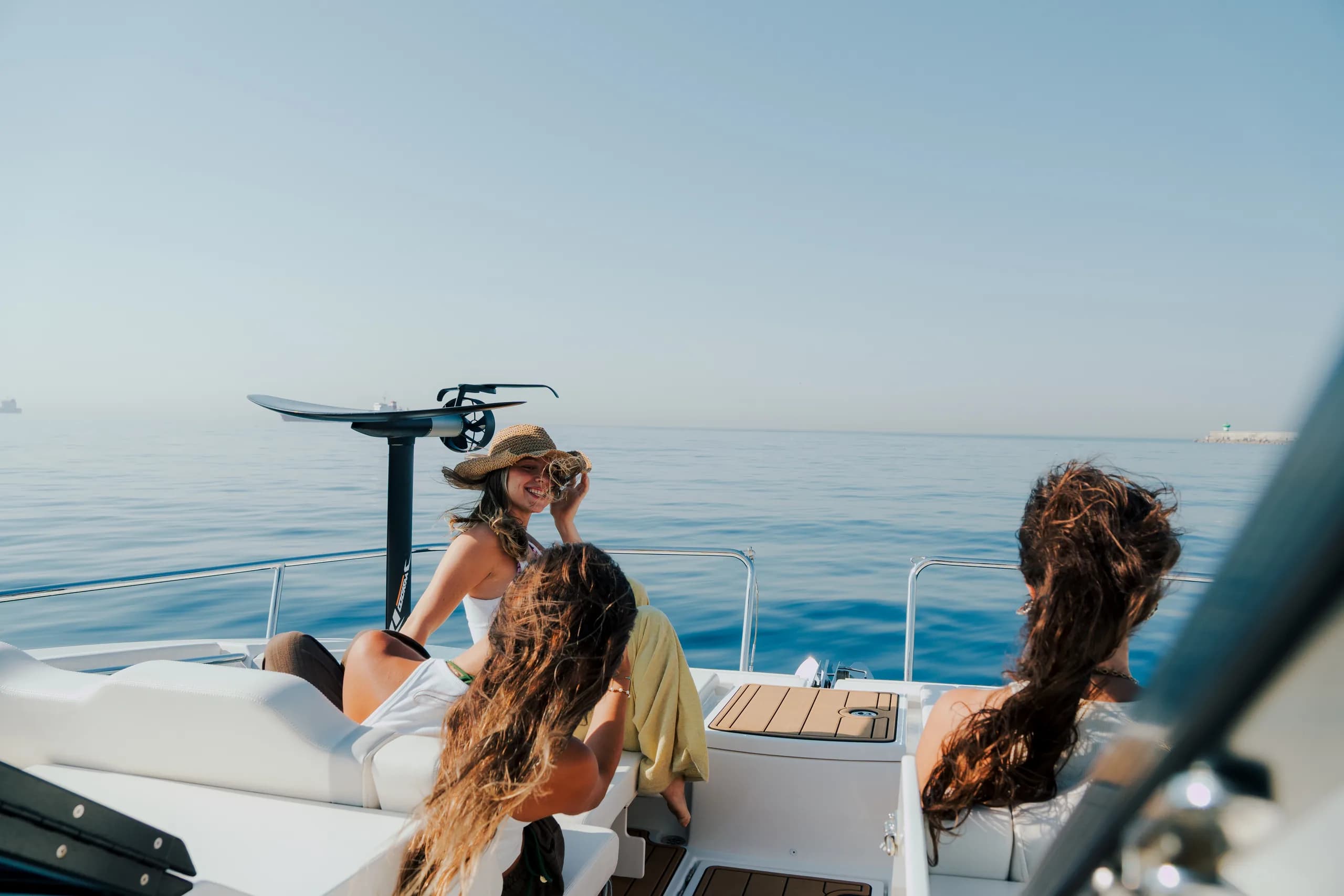 A bordo del barco frente a la costa de Barcelona