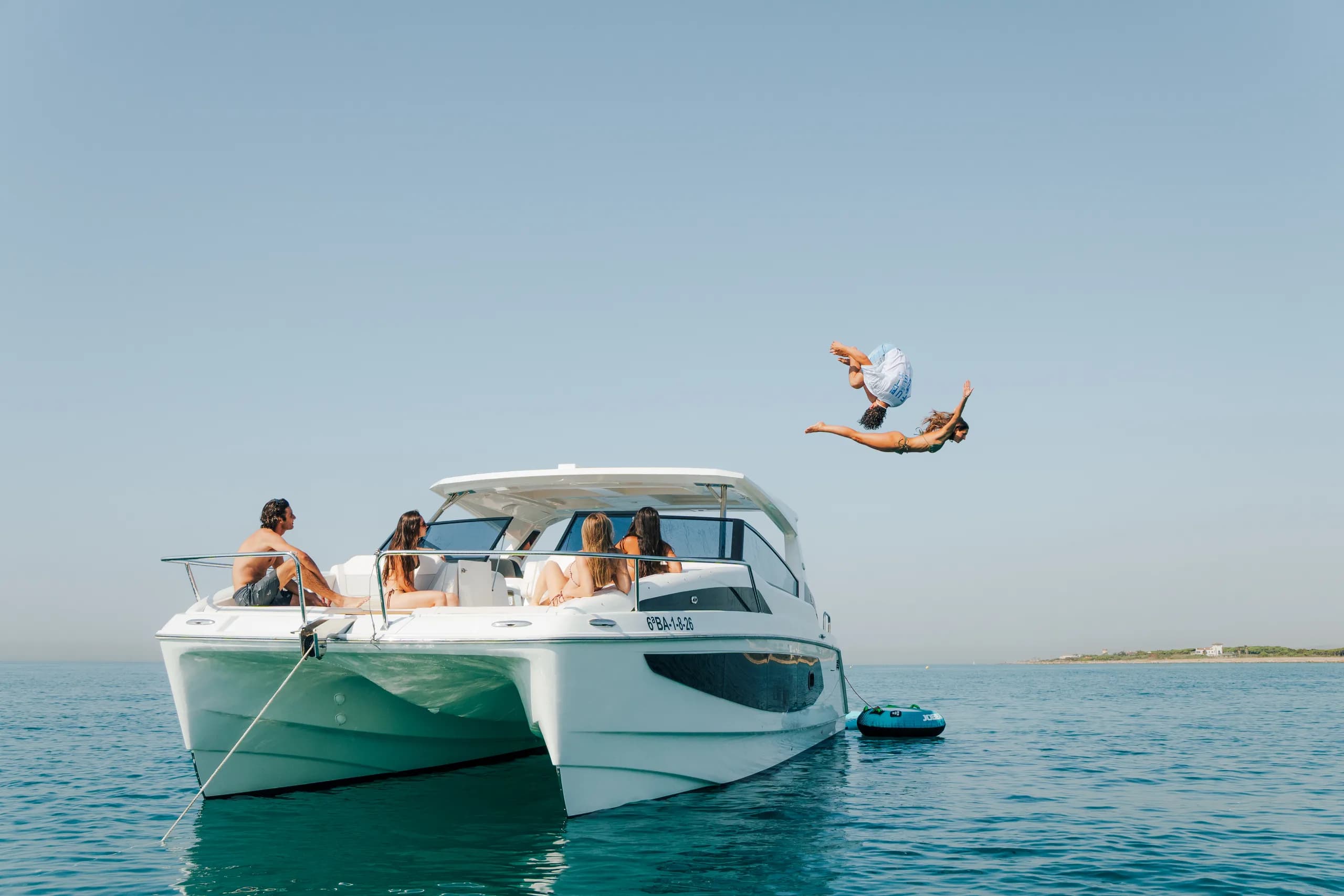 Salto al agua desde el barco fondeado