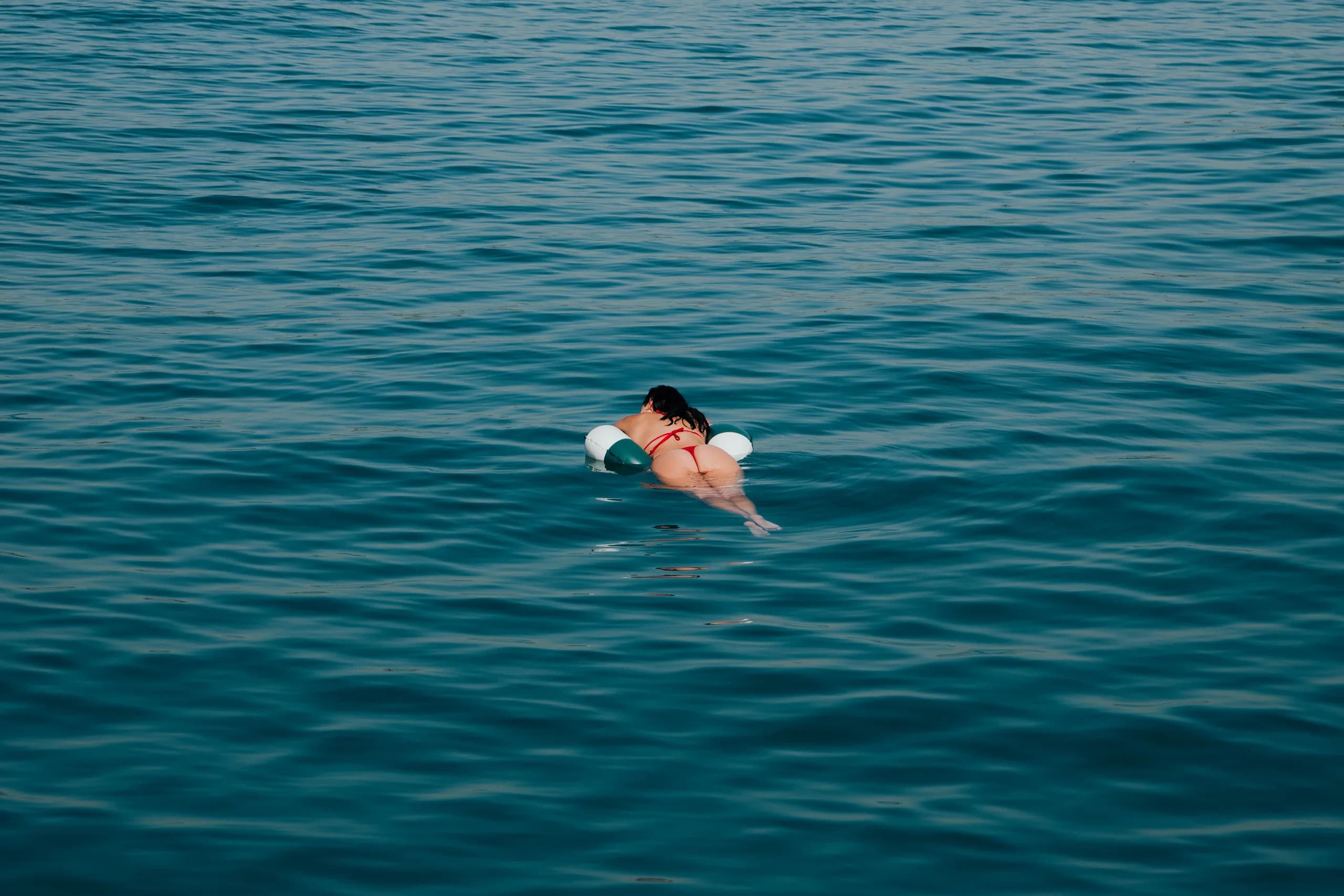 Baño en el mar visto desde el agua