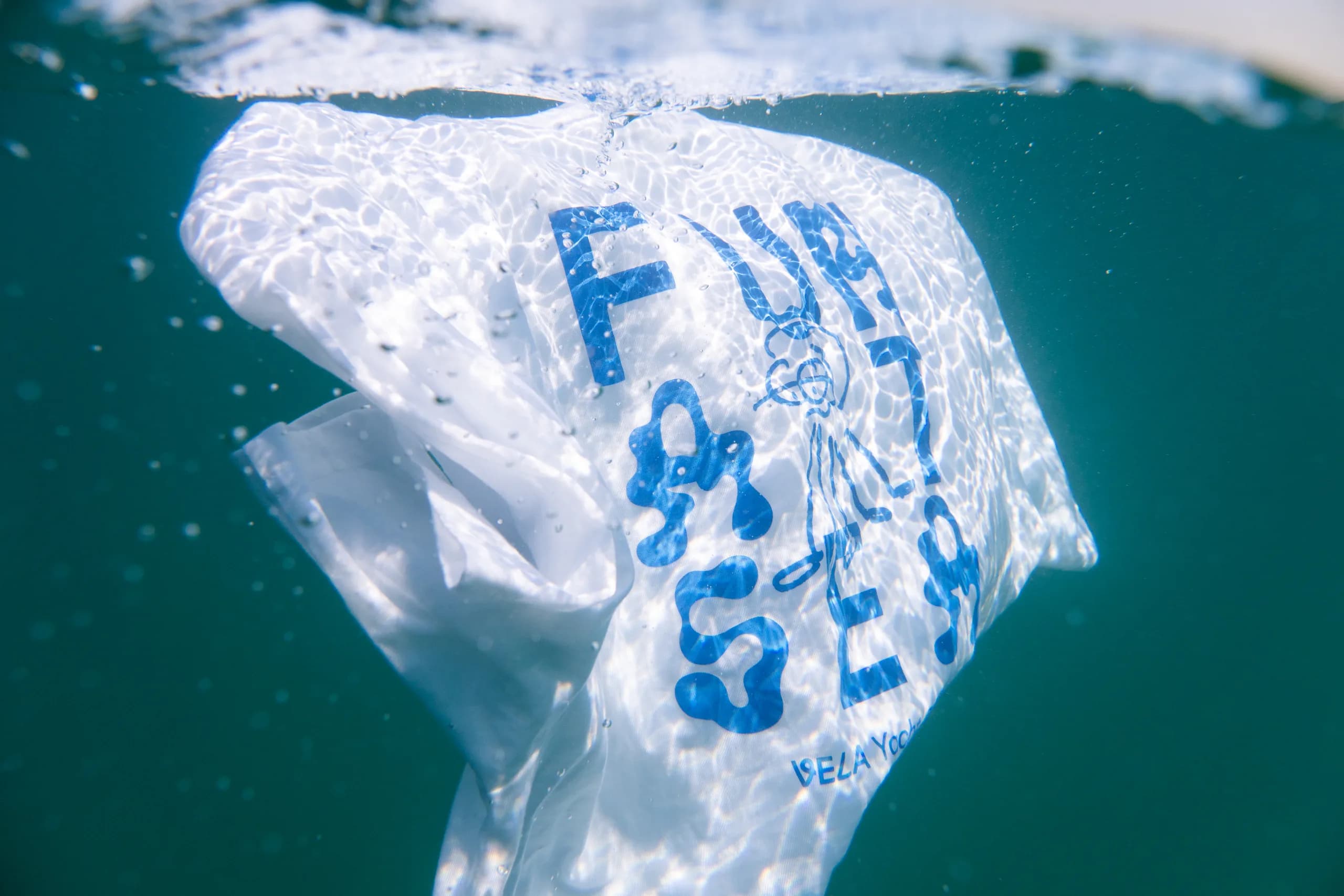 Camiseta bajo el agua fotografiada con carcasa submarina