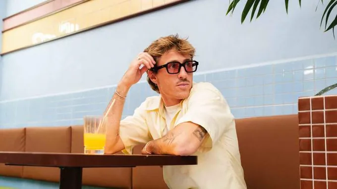 Retrato de campaña en un bar, con las gafas puestas