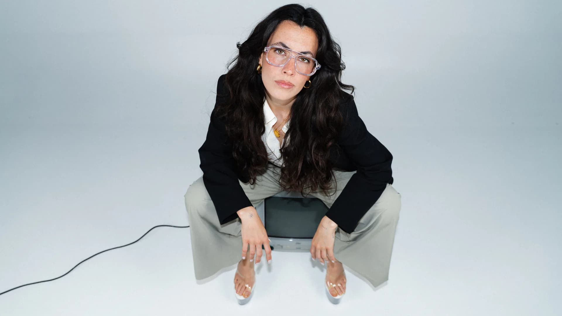 Retrato de Ale en el estudio con gafas VISTA