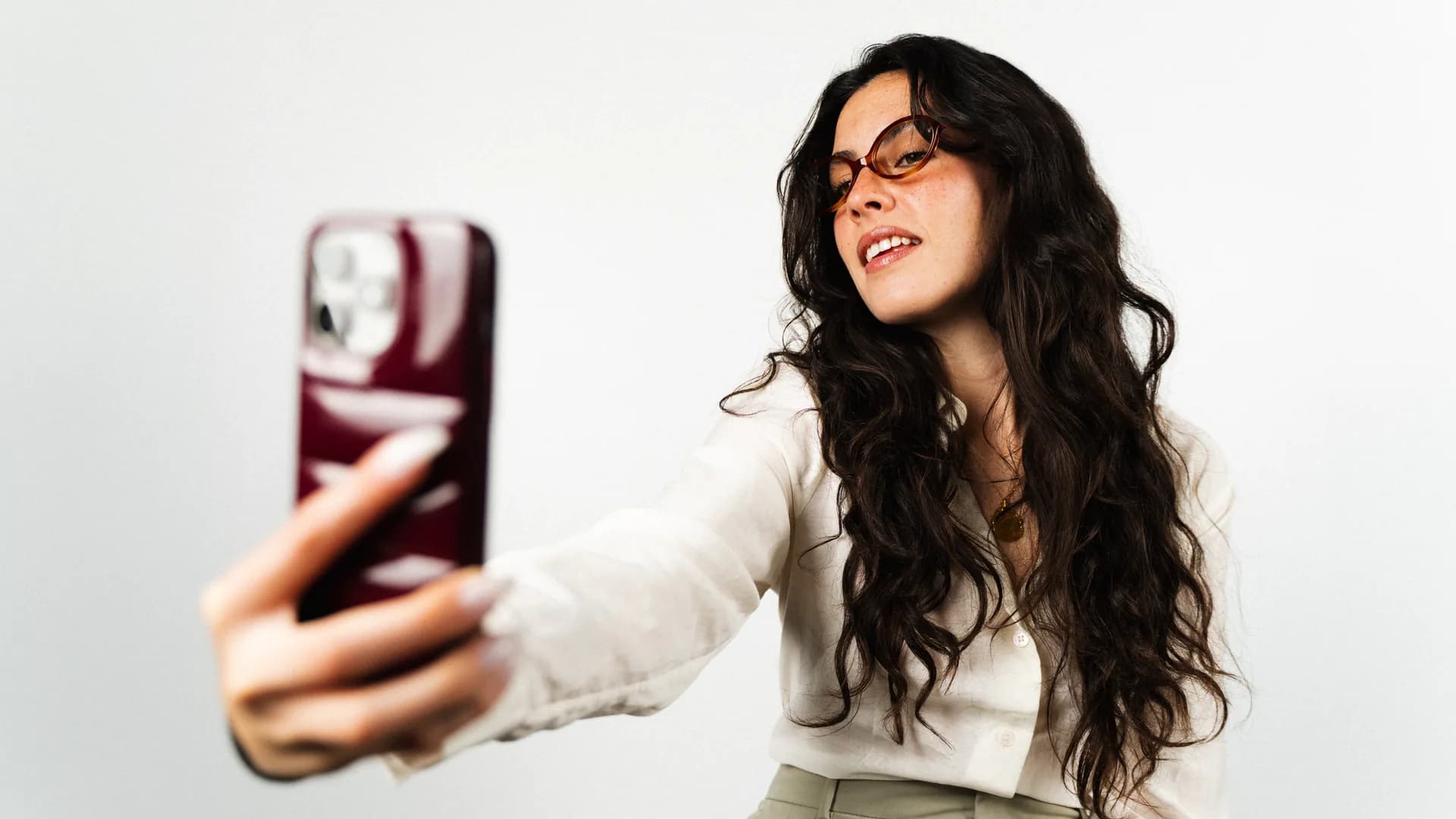 Retrato de Ale haciendo un selfie con las gafas