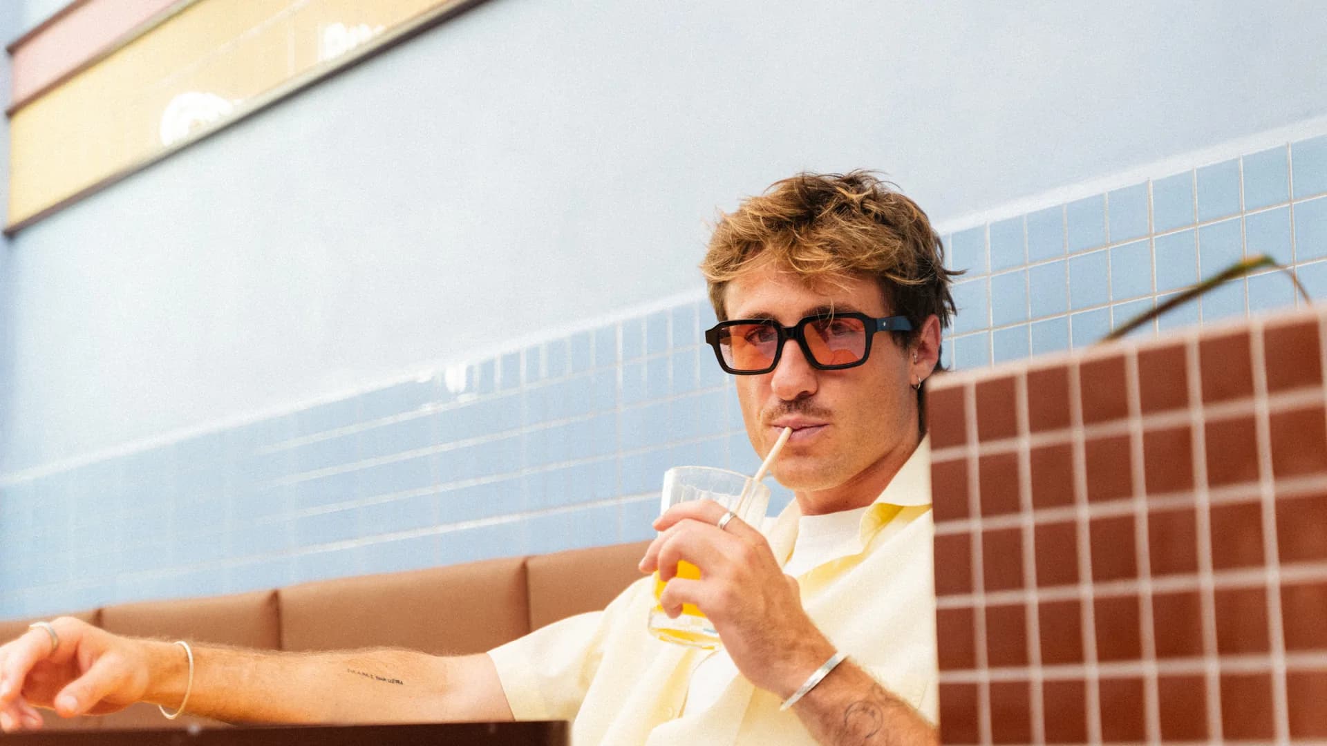 Retrato de un hombre con gafas VISTA en un bar