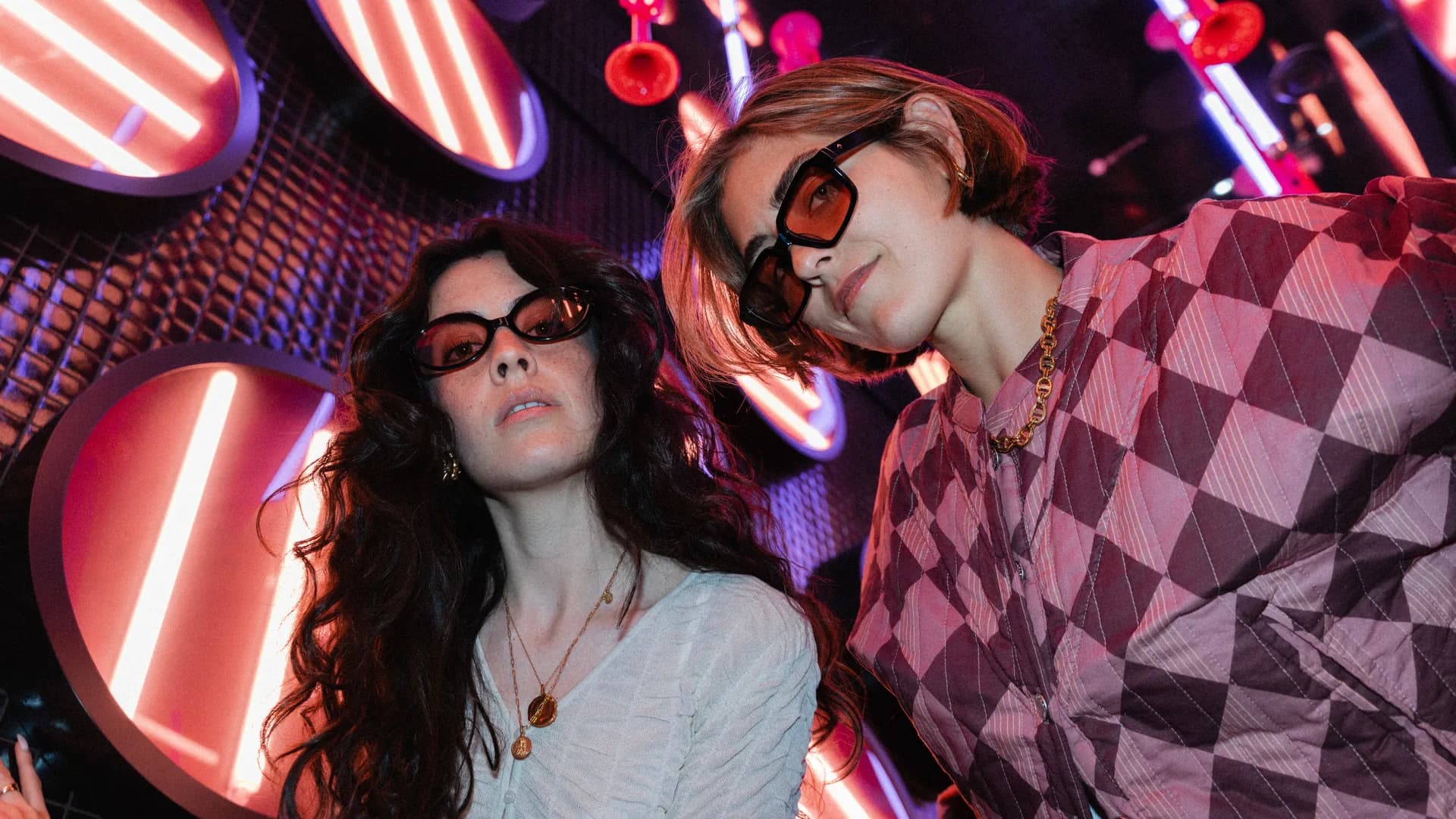 Dos personas con gafas VISTA en un club