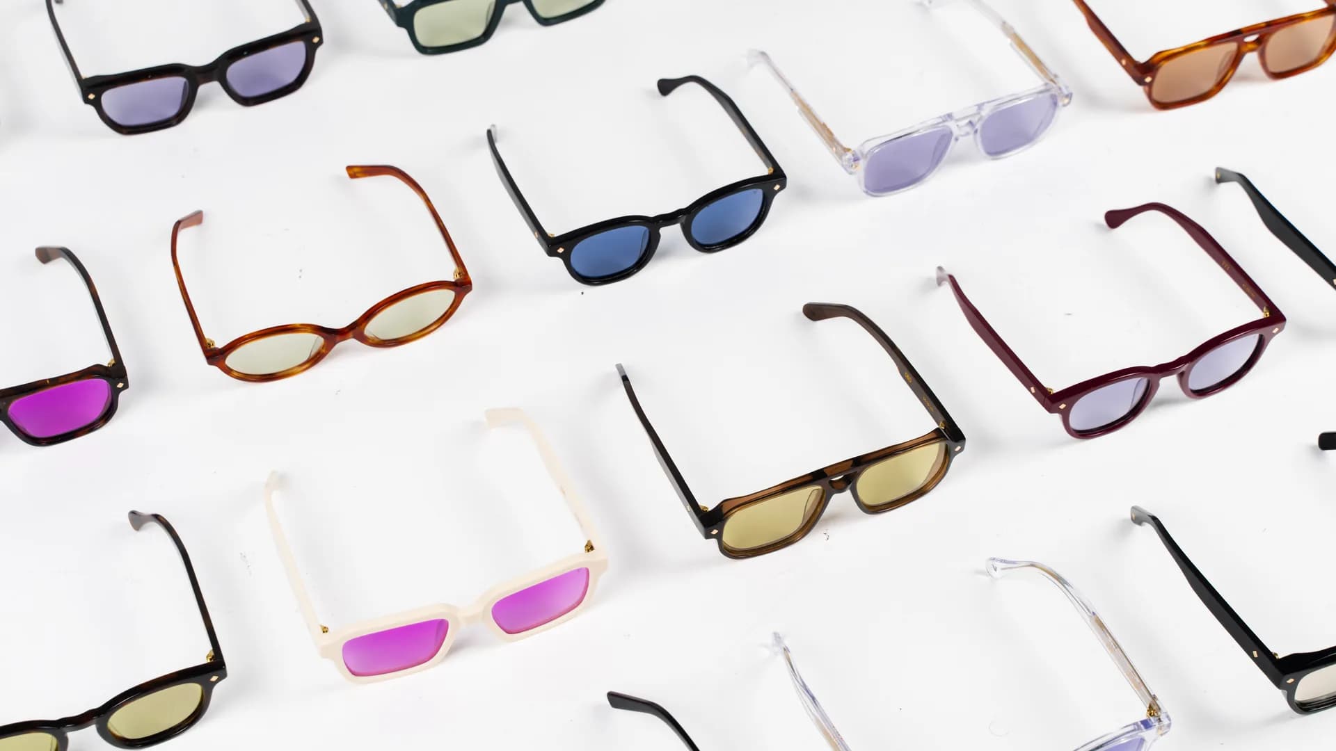 Selección de gafas VISTA sobre fondo blanco