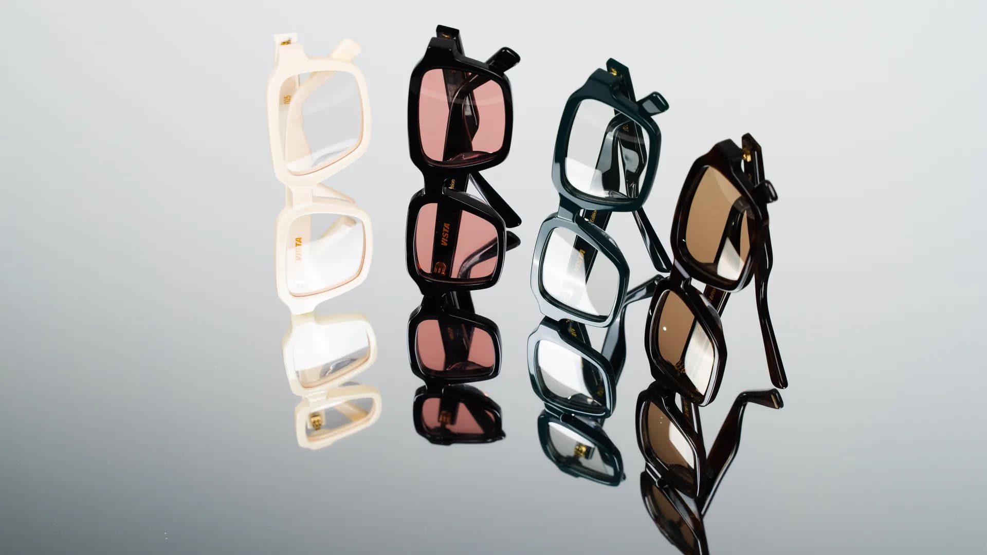 Gafas VISTA reflejadas sobre una superficie