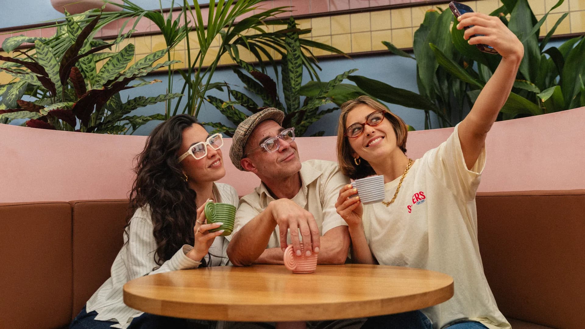 Grupo de amigos con gafas VISTA en una terraza